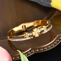 Exquisite Four Leaf Clovers Bangle Bracelet